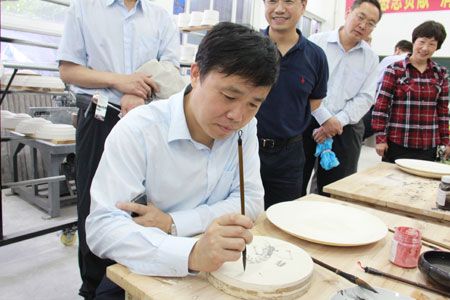 体验交流增进了对陶瓷文化的热爱和传播,对学校陶瓷专业教学和